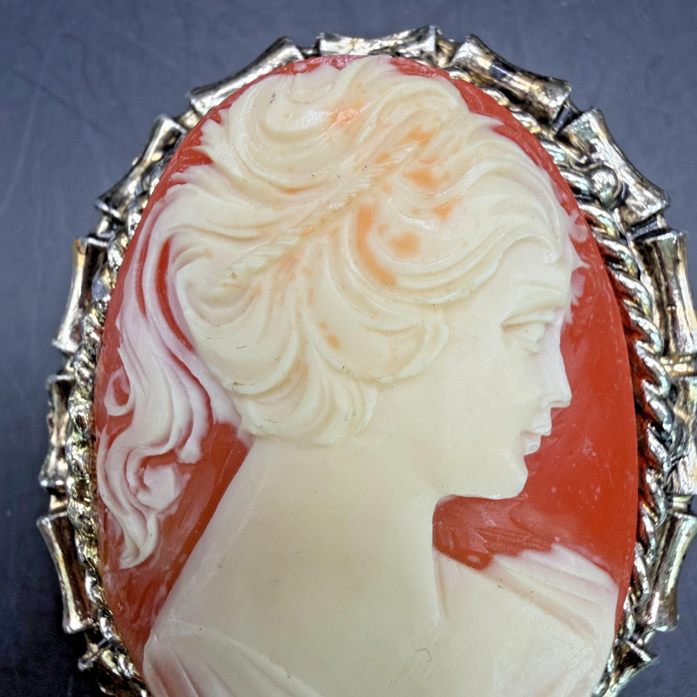 Vintage Cameo Brooch Red White Lady Profile Gold Tone Detailed Victorian Style - Picture 2 of 7
